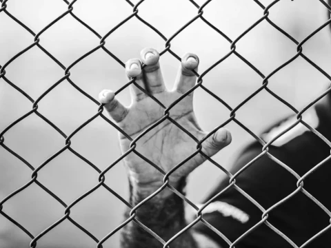 Jak wygląda naprawdę stosunek społeczeństwa do skazanych? Czy społeczeństwo jest gotowe pomagać takim ludziom? Kim są więźniowie w opinii osób, które życie w zakładach karnych znają tylko z filmów?