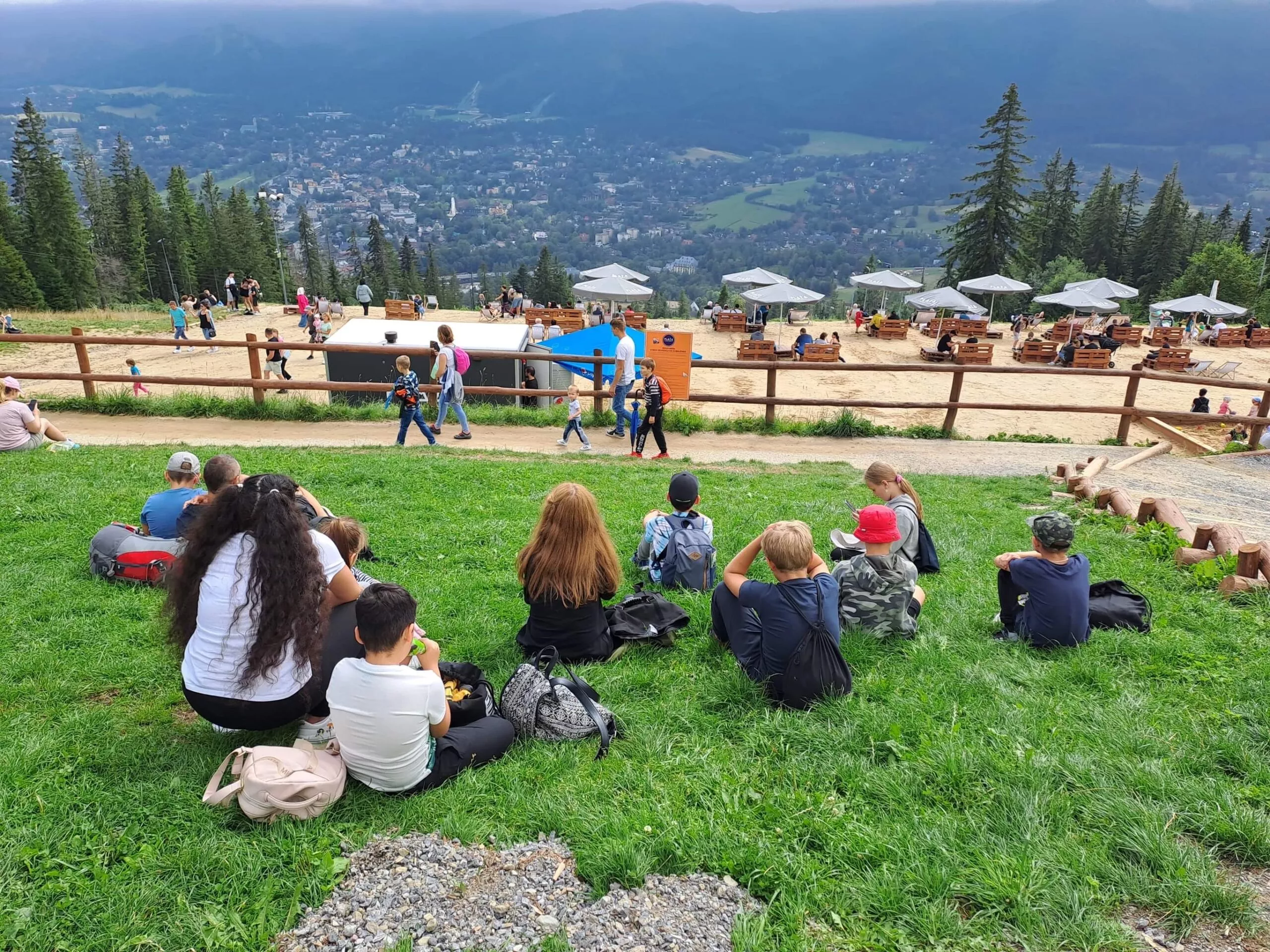 Dzieci na trawniku w g&oacute;rach