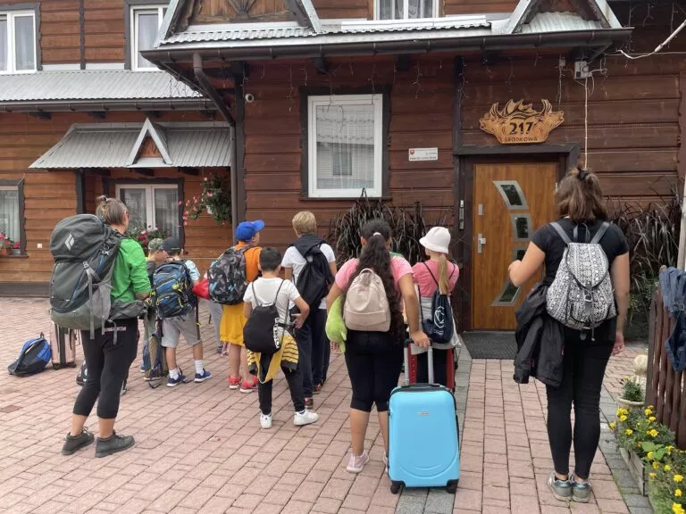 Dzieci przy schronisku/pensjonacie