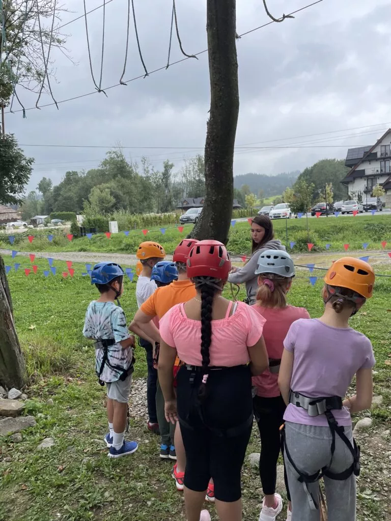 Dzieci przygotowywujące się na park linowy