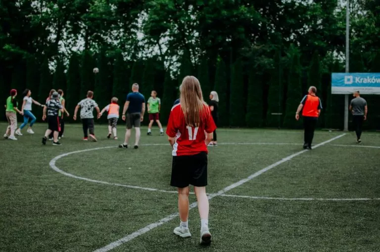 Dziecko na boisku do piłki nożnej