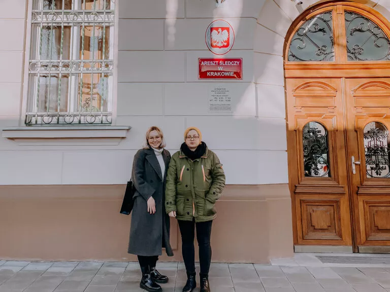 Zdjęcie Agnieszki Szeliga &ndash; Żywioł oraz Pauliny Bąbol przy aresztcie śledczym w Krakowie