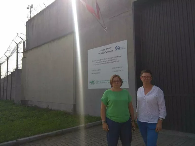 Zdjęcie przy zakładzie karnym w Wojkowicach